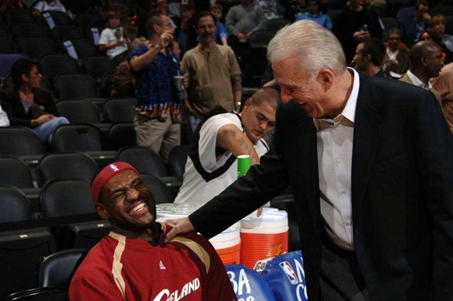 2006: Pop scherza con LeBron. King James  stato tra i primi a congratularsi via Twitter con Pop per le 1000 vittorie